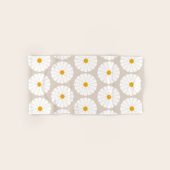 Minimal Botanical Pattern - Daisies Bath Towel